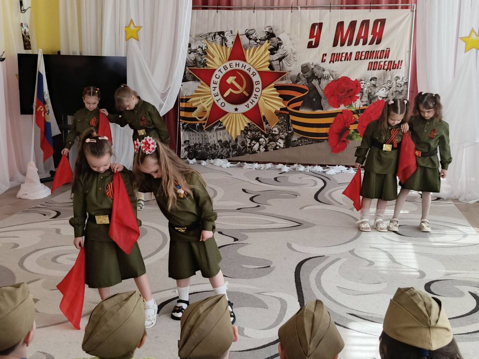6 мая в МБДОУ-детский сад №27 «Чебурашка» прошел праздничный концерт, посвященный Дню Победы: дети рассказывали стихи о войне, пели песни о празднике победы, о мире, о солдатах, исполняли танцы 6 мая в МБДОУ-детский сад №27 «Чебурашка» прошел праздничный концерт, посвященный Дню Победы: дети рассказывали стихи о войне, пели песни о празднике победы, о мире, о солдатах, исполняли танцы
