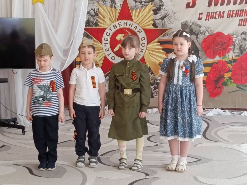 6 мая в МБДОУ-детский сад №27 «Чебурашка» прошел праздничный концерт, посвященный Дню Победы: дети рассказывали стихи о войне, пели песни о празднике победы, о мире, о солдатах, исполняли танцы 6 мая в МБДОУ-детский сад №27 «Чебурашка» прошел праздничный концерт, посвященный Дню Победы: дети рассказывали стихи о войне, пели песни о празднике победы, о мире, о солдатах, исполняли танцы