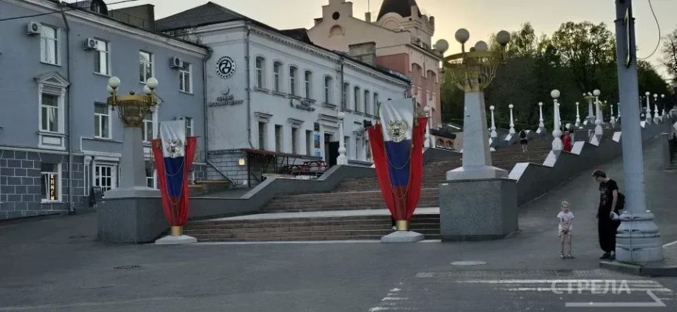 В Брянске в преддверии Дня Победы разместили украшения В Брянске в преддверии Дня Победы разместили украшения