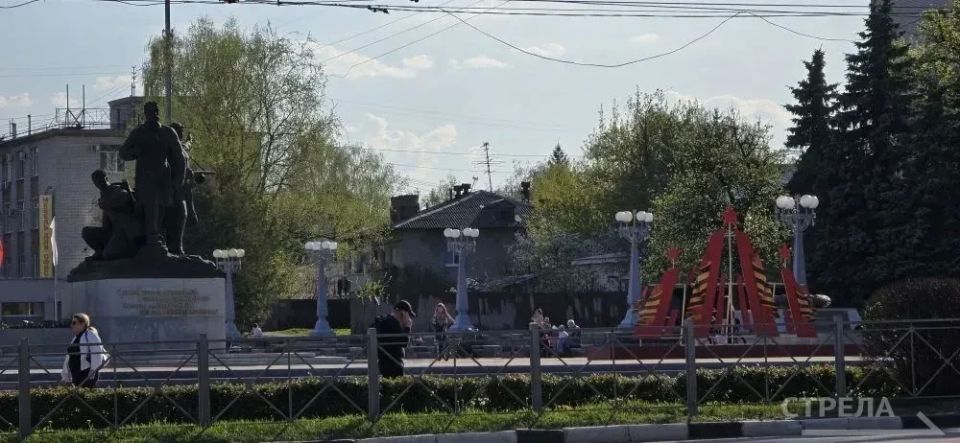 В Брянске в преддверии Дня Победы разместили украшения В Брянске в преддверии Дня Победы разместили украшения