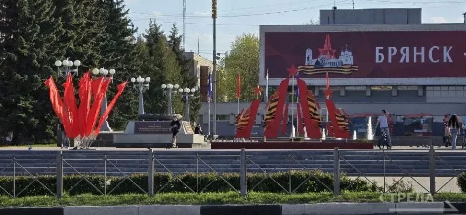 В Брянске в преддверии Дня Победы разместили украшения В Брянске в преддверии Дня Победы разместили украшения