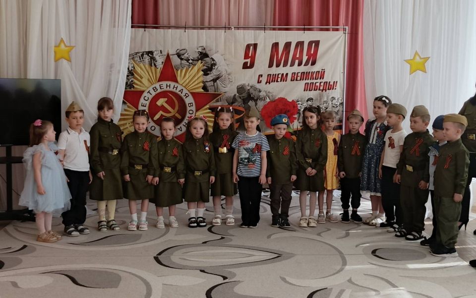 6 мая в МБДОУ-детский сад №27 «Чебурашка» прошел праздничный концерт, посвященный Дню Победы: дети рассказывали стихи о войне, пели песни о празднике победы, о мире, о солдатах, исполняли танцы 6 мая в МБДОУ-детский сад №27 «Чебурашка» прошел праздничный концерт, посвященный Дню Победы: дети рассказывали стихи о войне, пели песни о празднике победы, о мире, о солдатах, исполняли танцы