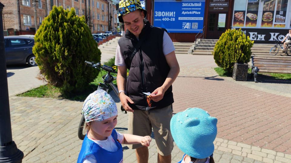 Знаете, что делает память о Победе понастоящему живой? Не только парады и концерты, а искренние детские сердца, которые уже сегодня учатся чтить подвиг предков! Знаете, что делает память о Победе понастоящему живой? Не только парады и концерты, а искренние детские сердца, которые уже сегодня учатся чтить подвиг предков!
