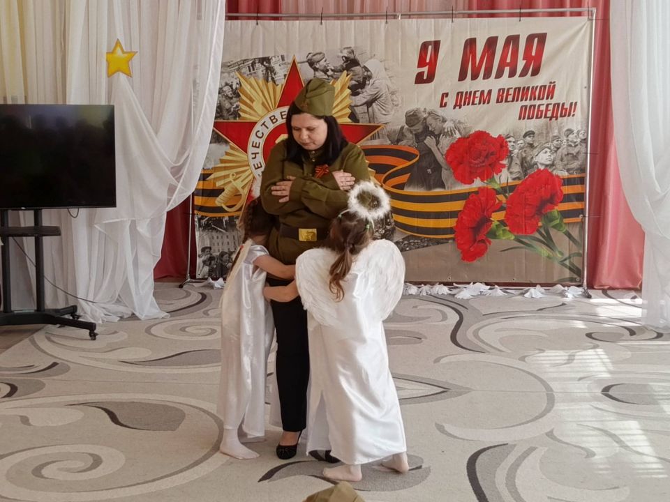 6 мая в МБДОУ-детский сад №27 «Чебурашка» прошел праздничный концерт, посвященный Дню Победы: дети рассказывали стихи о войне, пели песни о празднике победы, о мире, о солдатах, исполняли танцы 6 мая в МБДОУ-детский сад №27 «Чебурашка» прошел праздничный концерт, посвященный Дню Победы: дети рассказывали стихи о войне, пели песни о празднике победы, о мире, о солдатах, исполняли танцы
