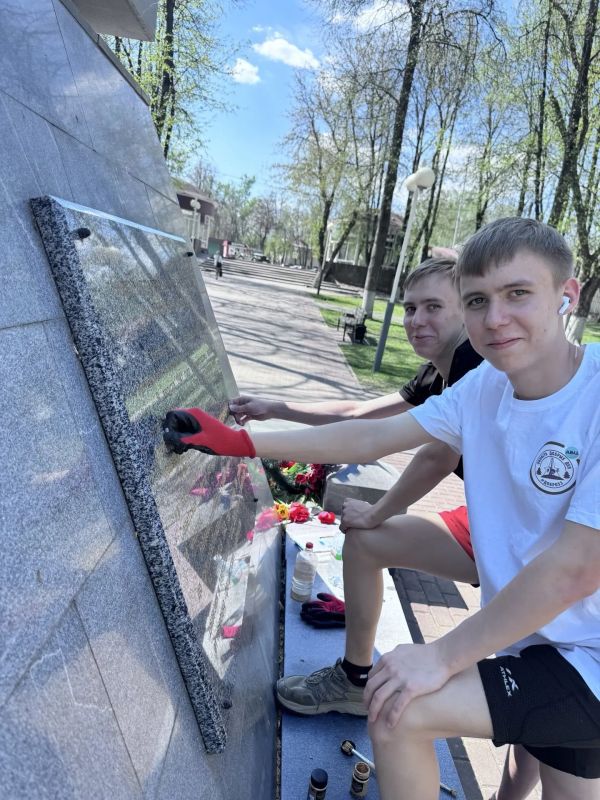 В преддверии Дня Великой Победы: в Сквере партизанской славы отреставрировали Стелу Партизанам и подпольщикам В преддверии Дня Великой Победы: в Сквере партизанской славы отреставрировали Стелу Партизанам и подпольщикам