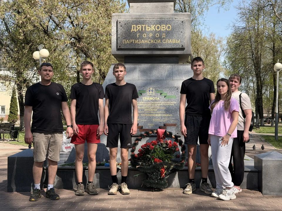 В преддверии Дня Великой Победы: в Сквере партизанской славы отреставрировали Стелу Партизанам и подпольщикам В преддверии Дня Великой Победы: в Сквере партизанской славы отреставрировали Стелу Партизанам и подпольщикам