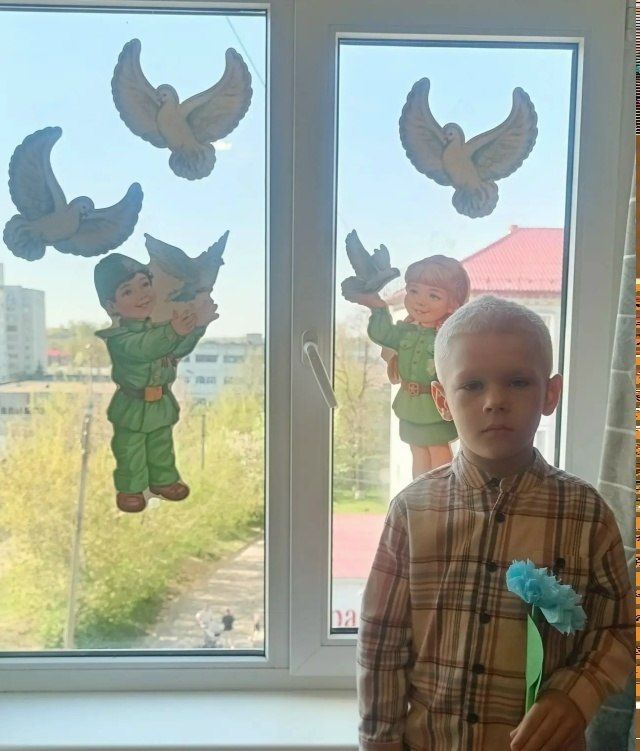 В преддверии праздника Дня Победы в МБДОУ–детский сад №12 «Дюймовочка» прошла одна из самых значимых акций — «Окна Победы» В преддверии праздника Дня Победы в МБДОУ–детский сад №12 «Дюймовочка» прошла одна из самых значимых акций — «Окна Победы»