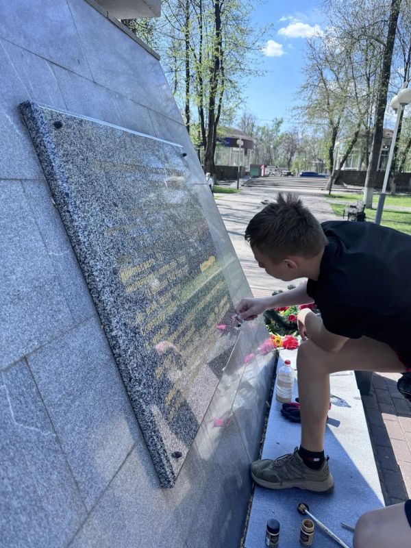 В преддверии Дня Великой Победы: в Сквере партизанской славы отреставрировали Стелу Партизанам и подпольщикам В преддверии Дня Великой Победы: в Сквере партизанской славы отреставрировали Стелу Партизанам и подпольщикам