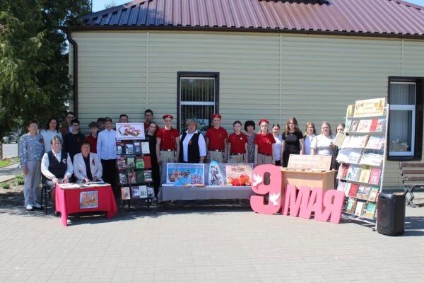 В преддверии Дня Победы на открытой площадке возле центральной библиотеки состоялась литературнопоэтическая встреча «В стихах цвела весна Победы», посвящённая подвигу нашего народа в Великой Отечественной войне В преддверии Дня Победы на открытой площадке возле центральной библиотеки состоялась литературнопоэтическая встреча «В стихах цвела весна Победы», посвящённая подвигу нашего народа в Великой Отечественной войне