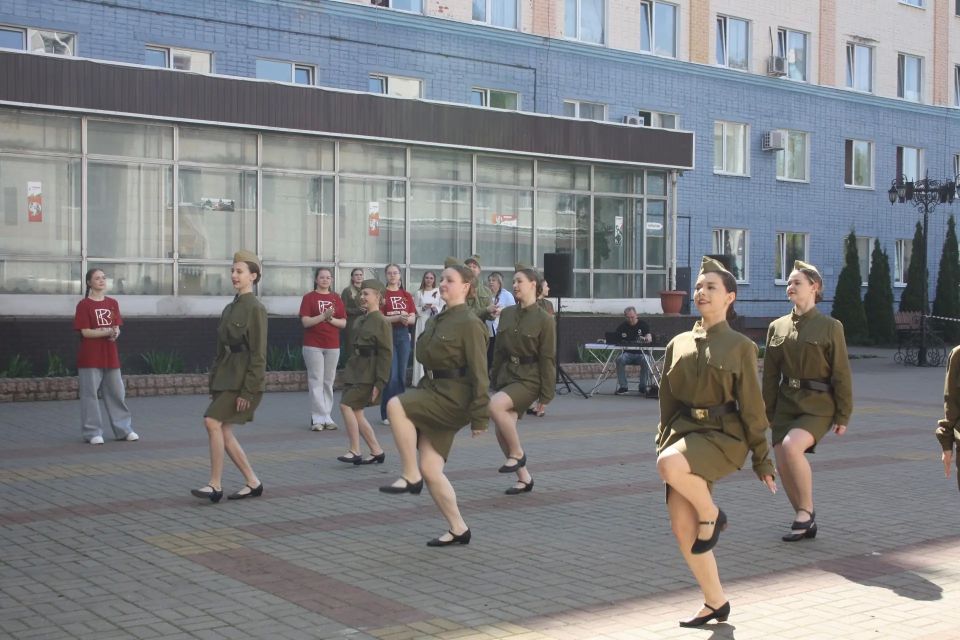 БРЯНСКИЙ ОБЛАСТНОЙ МЕТОДИЧЕСКИЙ ЦЕНТР «НАРОДНОЕ ТВОРЧЕСТВО» И ВОЛОНТЕРЫ КУЛЬТУРЫ БРЯНСКОЙ ОБЛАСТИ ПОЗДРАВИЛИ ВЕТЕРАНА С 81-ОЙ ГОДОВЩИНОЙ ПОБЕДЫ В ВЕЛИКОЙ ОТЕЧЕСТВЕННОЙ ВОЙНЕ 1941-1945 ГОДОВ БРЯНСКИЙ ОБЛАСТНОЙ МЕТОДИЧЕСКИЙ ЦЕНТР «НАРОДНОЕ ТВОРЧЕСТВО» И ВОЛОНТЕРЫ КУЛЬТУРЫ БРЯНСКОЙ ОБЛАСТИ ПОЗДРАВИЛИ ВЕТЕРАНА С 81-ОЙ ГОДОВЩИНОЙ ПОБЕДЫ В ВЕЛИКОЙ ОТЕЧЕСТВЕННОЙ ВОЙНЕ 1941-1945 ГОДОВ