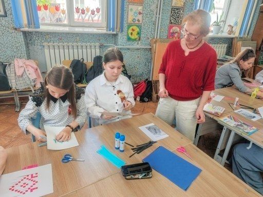 6 мая в рамках муниципального марафона – конкурса «Календарь Победы» в Год единства народов состоялся мастер – класс «Белорусские узоры» для обучающихся школ города 6 мая в рамках муниципального марафона – конкурса «Календарь Победы» в Год единства народов состоялся мастер – класс «Белорусские узоры» для обучающихся школ города