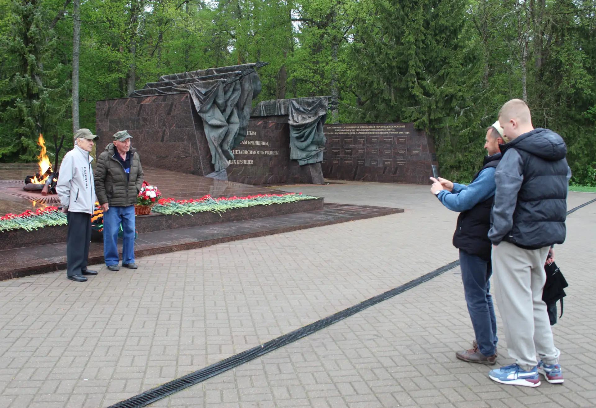 #9мая #ДеньПобеды. Сегодня сотрудники Мемориального комплекса «Партизанская поляна» с радостью встречают жителей Брянской области и гостей из разных регионов России #9мая #ДеньПобеды. Сегодня сотрудники Мемориального комплекса «Партизанская поляна» с радостью встречают жителей Брянской области и гостей из разных регионов России