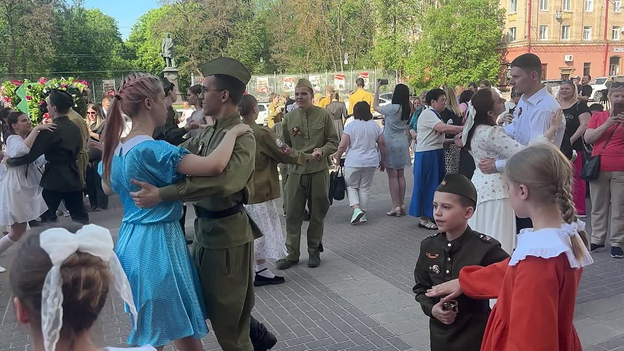 Жители Брянска продолжают делиться в соцсетях фото и видео яркой и масштабной акции Вальс Победы