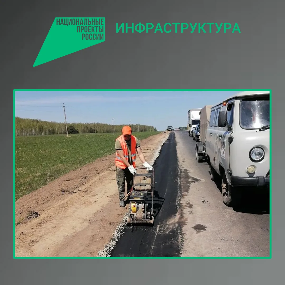 На ремонтируемом участке автодороги «Брянск — Новозыбков» — Трубчевск в Выгоничском районе Брянской области продолжается обустройство прикромочных лотков для отведения воды с проезжей части