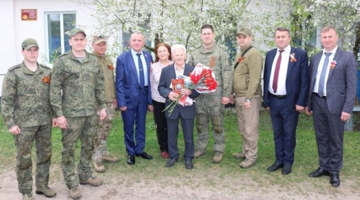 9 мая 2026 года Пешкова Михаила Андреевича ветерана Великой Отечественной войны из деревни Любовшо посетили на дому врио главы администрации Красногорского района Рощин Александр Дмитриевич, глава Красногорского района...