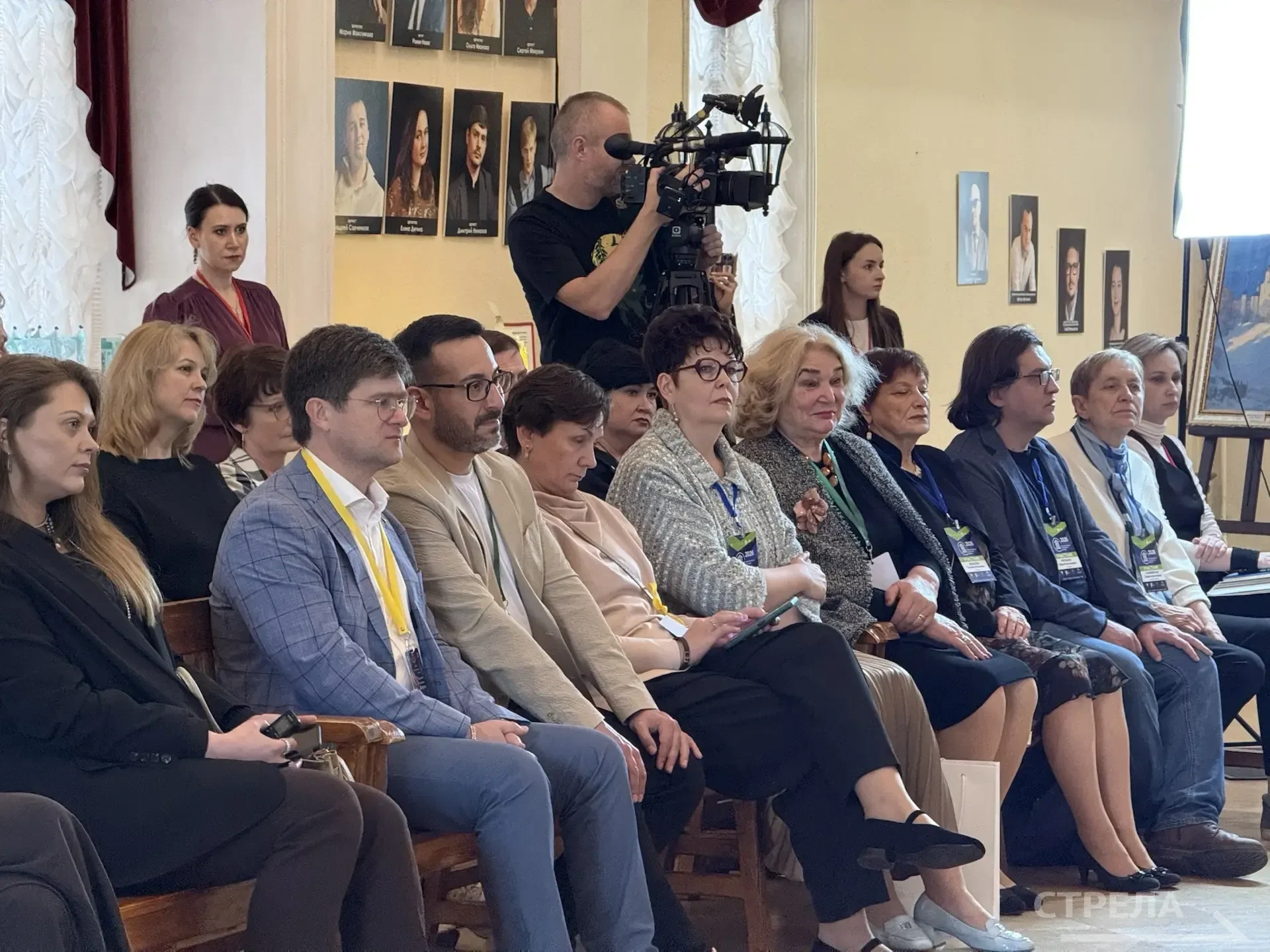 Сегодня, 15 мая, в Брянском областном театре драмы имени А.К. Толстого состоялась пресс-конференция, посвященная открытию Международного театрального проекта «Язык театра в диалоге славянских народов», посвященного Году... Сегодня, 15 мая, в Брянском областном театре драмы имени А.К. Толстого состоялась пресс-конференция, посвященная открытию Международного театрального проекта «Язык театра в диалоге славянских народов», посвященного Году...