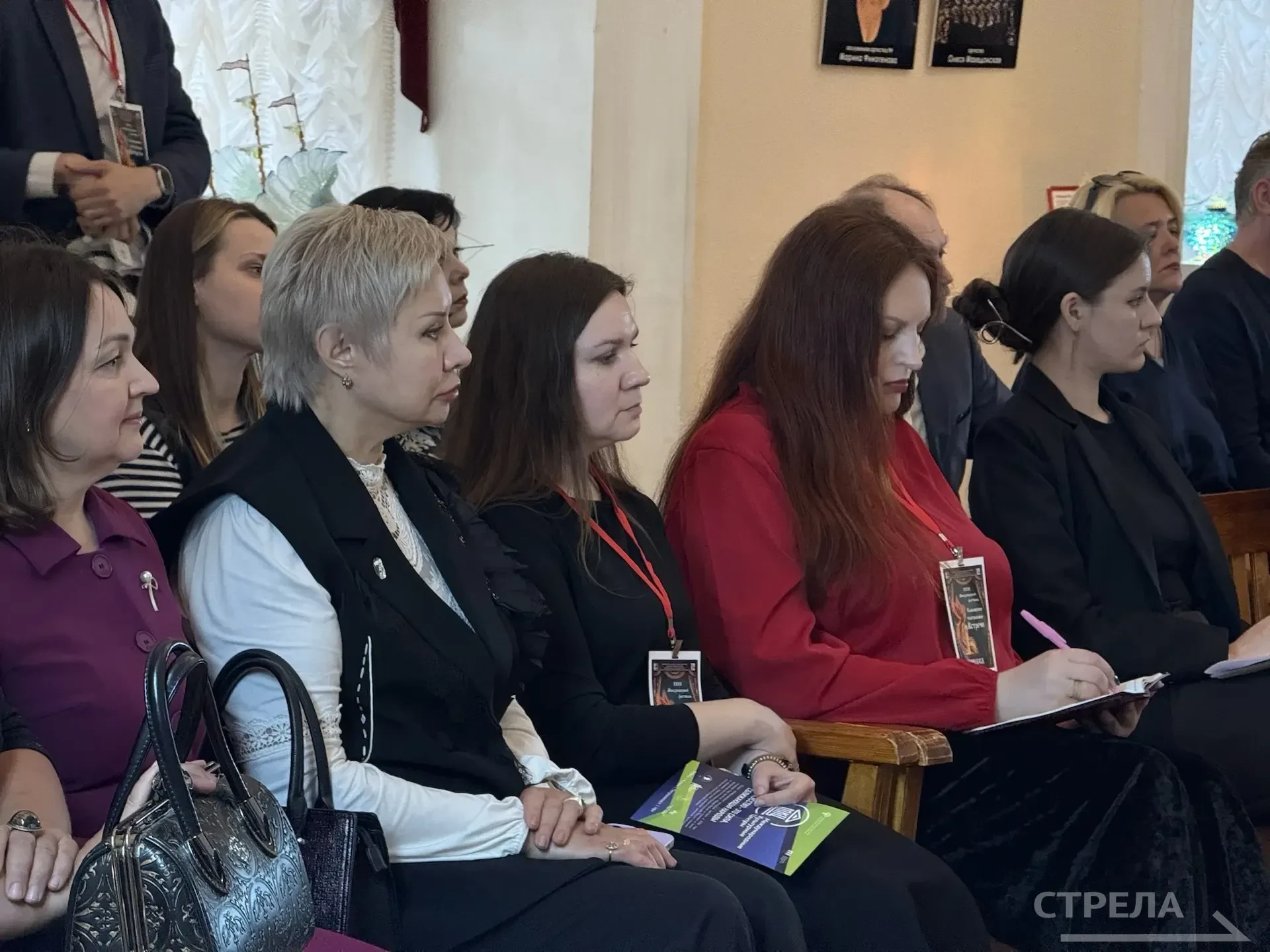 Сегодня, 15 мая, в Брянском областном театре драмы имени А.К. Толстого состоялась пресс-конференция, посвященная открытию Международного театрального проекта «Язык театра в диалоге славянских народов», посвященного Году... Сегодня, 15 мая, в Брянском областном театре драмы имени А.К. Толстого состоялась пресс-конференция, посвященная открытию Международного театрального проекта «Язык театра в диалоге славянских народов», посвященного Году...
