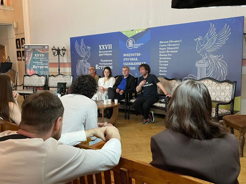 Сегодня утром экспертный совет XXVII Международного театрального фестиваля «Славянские театральные встречи» провёл обсуждение спектакля Брянского областного театра драмы им. А. К. Толстого «Вишнёвый сад» (реж