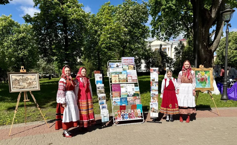16 мая в сквере им. Карла Маркса состоялось торжественное открытие Книжного фестиваля «Красная площадь – Брянск» 16 мая в сквере им. Карла Маркса состоялось торжественное открытие Книжного фестиваля «Красная площадь – Брянск»