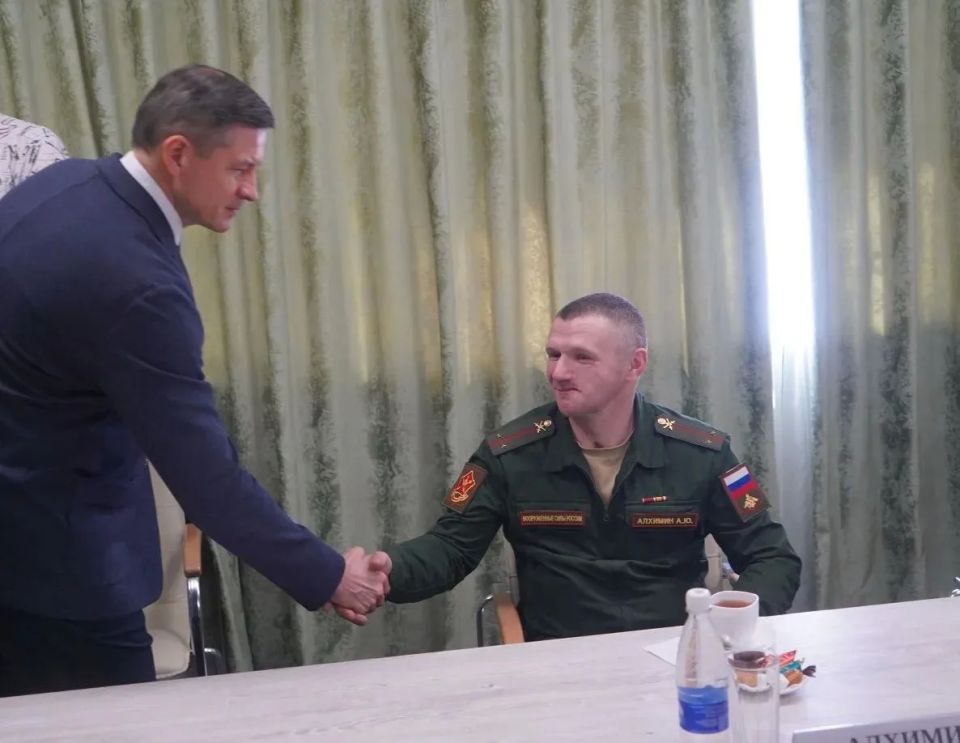 Большая честь для меня вручить ключи от специального автомобиля младшему лейтенанту, действующему участнику специальной военной операции, ветерану боевых действий, награжденному Орденом Мужества, Антону Юрьевичу Алхимину Большая честь для меня вручить ключи от специального автомобиля младшему лейтенанту, действующему участнику специальной военной операции, ветерану боевых действий, награжденному Орденом Мужества, Антону Юрьевичу Алхимину