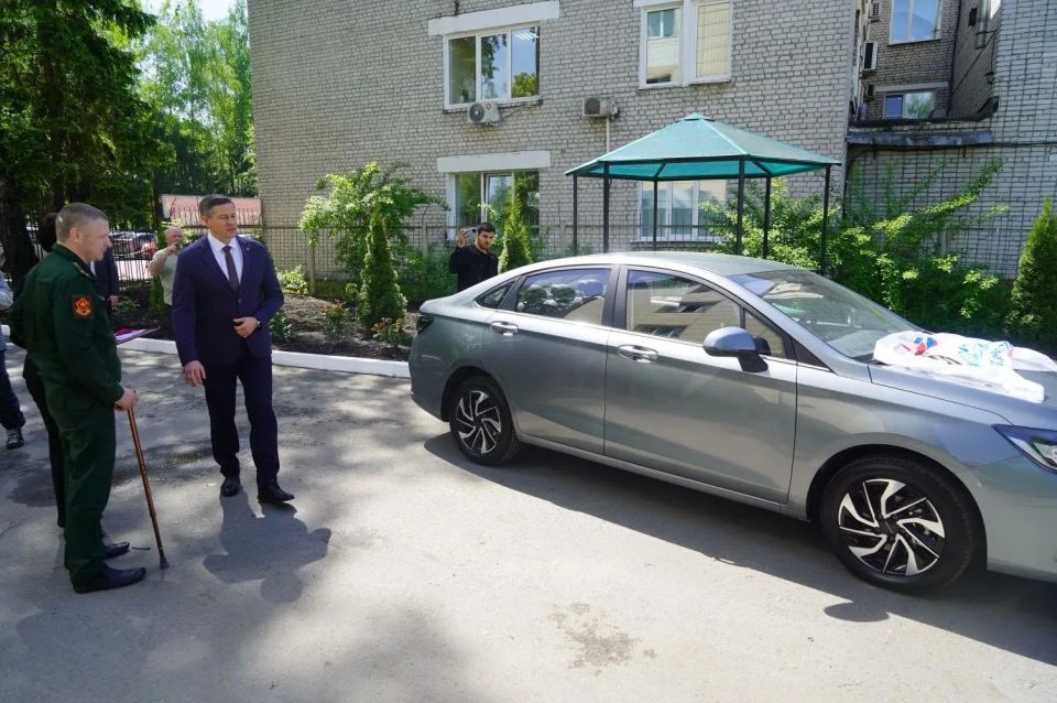 Большая честь для меня вручить ключи от специального автомобиля младшему лейтенанту, действующему участнику специальной военной операции, ветерану боевых действий, награжденному Орденом Мужества, Антону Юрьевичу Алхимину Большая честь для меня вручить ключи от специального автомобиля младшему лейтенанту, действующему участнику специальной военной операции, ветерану боевых действий, награжденному Орденом Мужества, Антону Юрьевичу Алхимину