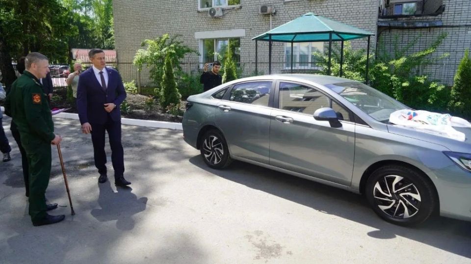 В Брянске ветерану СВО вручили специальную машину В Брянске ветерану СВО вручили специальную машину