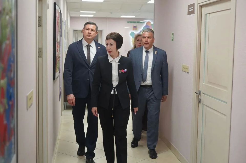 Большая честь для меня вручить ключи от специального автомобиля младшему лейтенанту, действующему участнику специальной военной операции, ветерану боевых действий, награжденному Орденом Мужества, Антону Юрьевичу Алхимину Большая честь для меня вручить ключи от специального автомобиля младшему лейтенанту, действующему участнику специальной военной операции, ветерану боевых действий, награжденному Орденом Мужества, Антону Юрьевичу Алхимину