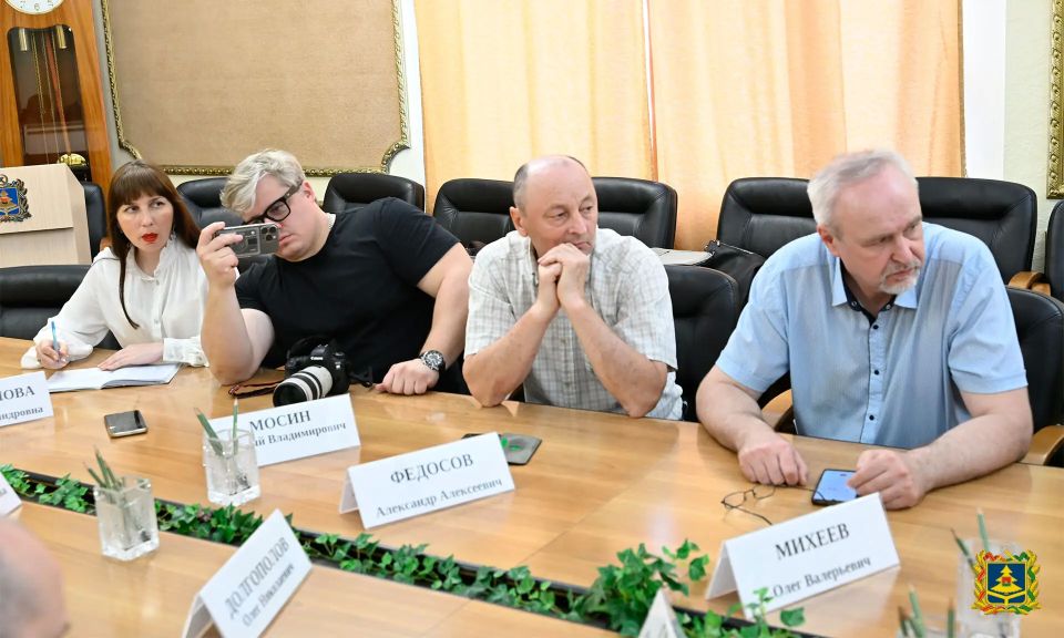 19 мая врио Губернатора Брянской области Егор Ковальчук встретился с руководителями ведущих СМИ региона, чтобы обсудить информационный климат в области, рассказать о своих первых впечатлениях от региона, о приоритетных... 19 мая врио Губернатора Брянской области Егор Ковальчук встретился с руководителями ведущих СМИ региона, чтобы обсудить информационный климат в области, рассказать о своих первых впечатлениях от региона, о приоритетных...