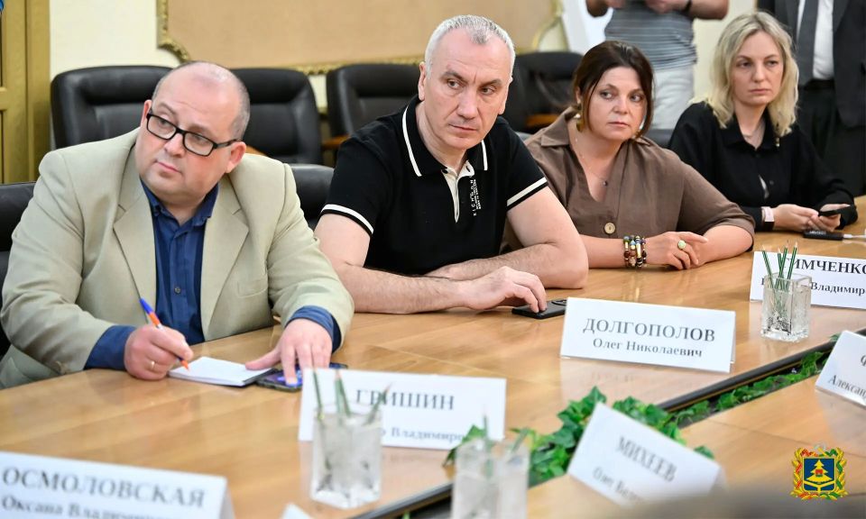 19 мая врио Губернатора Брянской области Егор Ковальчук встретился с руководителями ведущих СМИ региона, чтобы обсудить информационный климат в области, рассказать о своих первых впечатлениях от региона, о приоритетных... 19 мая врио Губернатора Брянской области Егор Ковальчук встретился с руководителями ведущих СМИ региона, чтобы обсудить информационный климат в области, рассказать о своих первых впечатлениях от региона, о приоритетных...