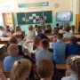 О правилах безопасного поведения во время летних каникул рассказала сотрудник детской библиотеки в ходе часа безопасности "Советы на лето", организованного 18 мая для учащихся младших классов СОШ №5