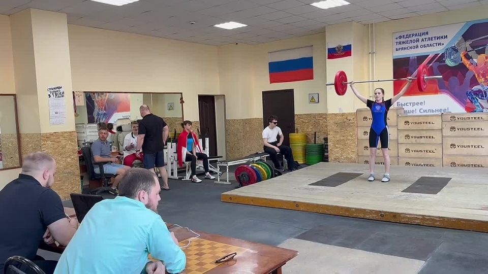 Сегодня, 20 мая, в Брянске в спорткомбинате «Десна» стартовало первенство региона по тяжелой атлетике