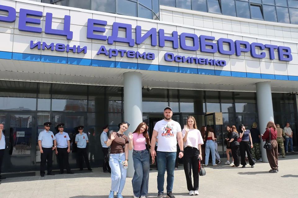 Во Дворце единоборств им. Артема Осипенко руководители региона, гости Брянщины приняли участие в открытии Международного турнира региональной организации «Динамо» по боксу среди сотрудников силовых ведомств, приуроченного к... Во Дворце единоборств им. Артема Осипенко руководители региона, гости Брянщины приняли участие в открытии Международного турнира региональной организации «Динамо» по боксу среди сотрудников силовых ведомств, приуроченного к...