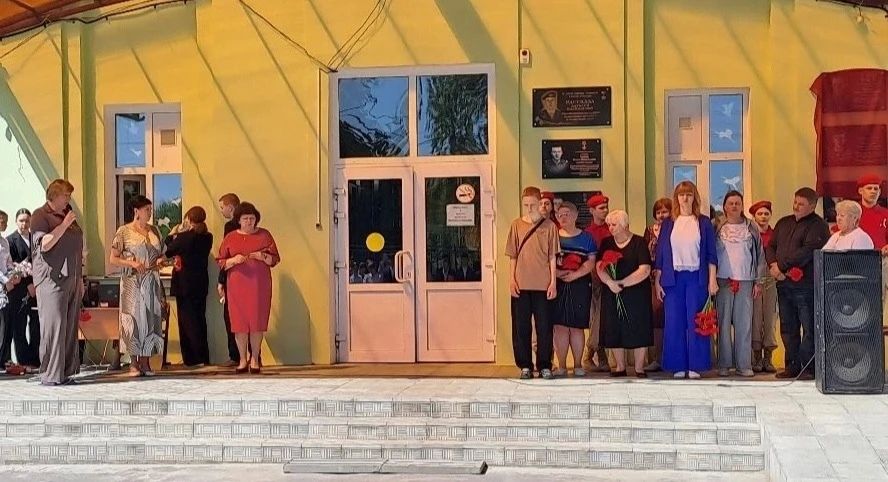 В школе №4 города Унеча открыли мемориальную доску в память о Павле Александровиче Коруно В школе №4 города Унеча открыли мемориальную доску в память о Павле Александровиче Коруно