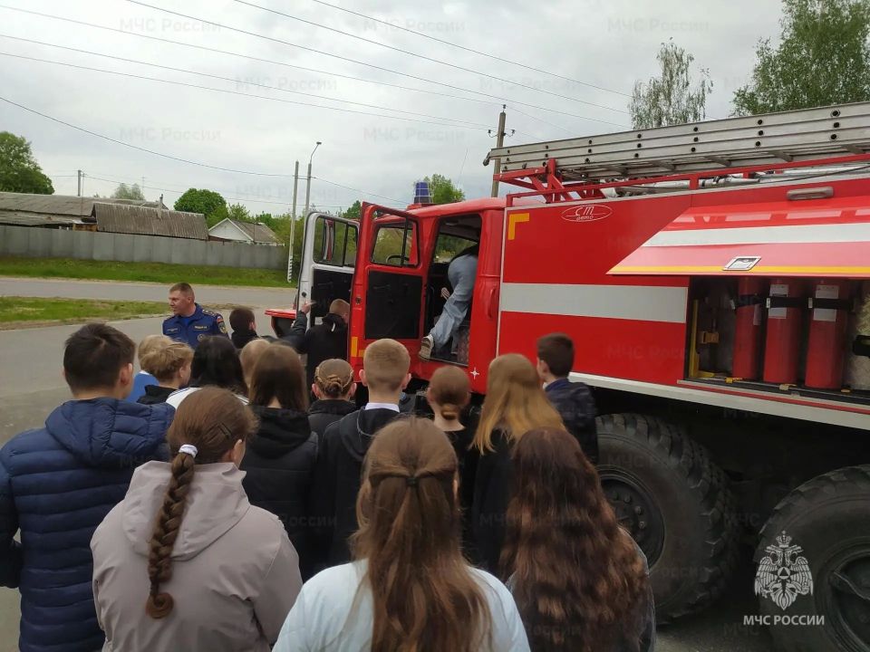 Гордеевские школьники посетили пожарно-спасательную часть № 40 Гордеевские школьники посетили пожарно-спасательную часть № 40