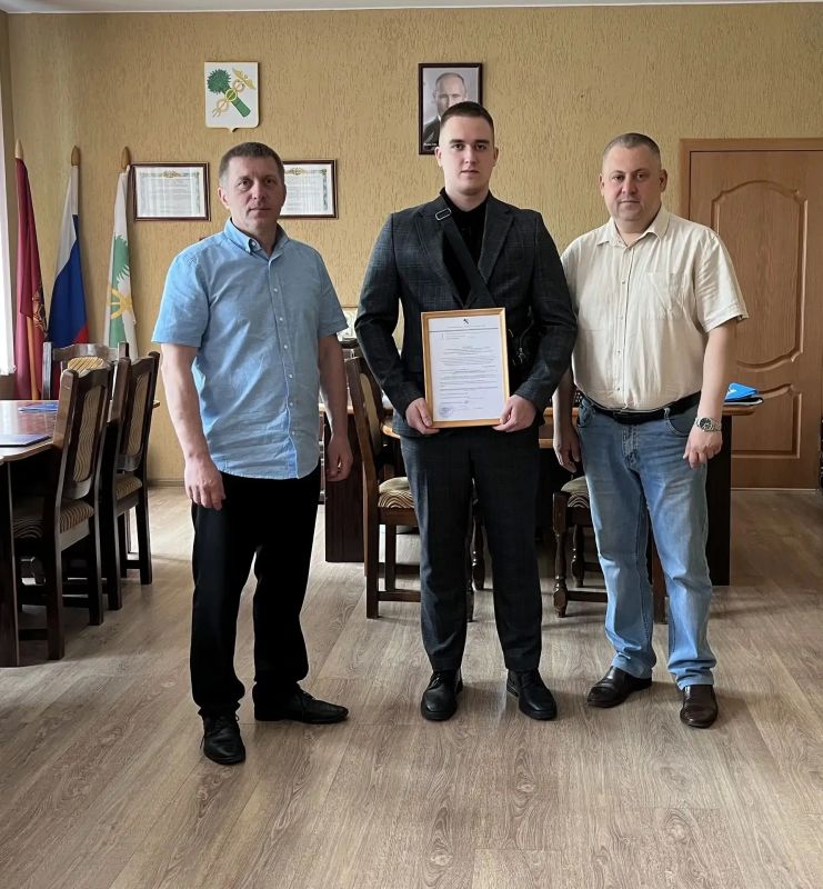 Новозыбковцу торжественно вручили жилищный сертификат