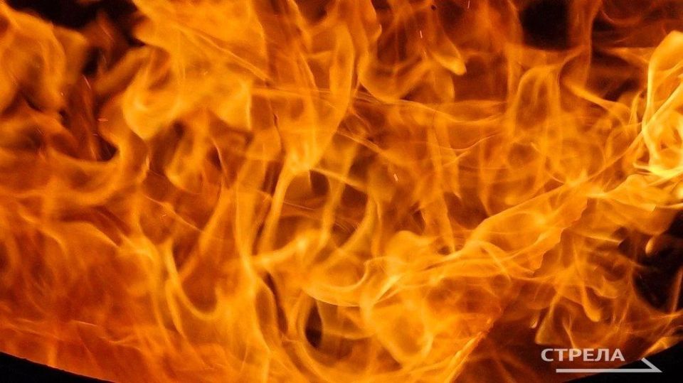 На улице Возликова в поселке Жирятино Брянской области огонь уничтожил кровлю пристройки к дому и повредил потолочные перекрытия жилища
