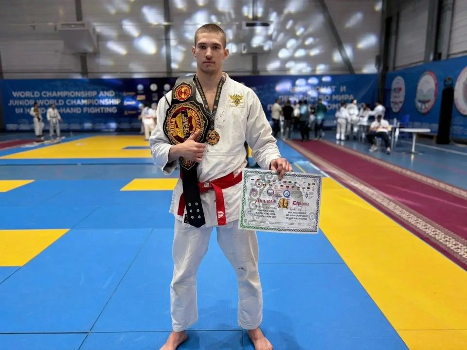 Глава Брянщины Егор Ковальчук поздравил воспитанника брянской спортивной школы «Торпедо» Александра Горохова