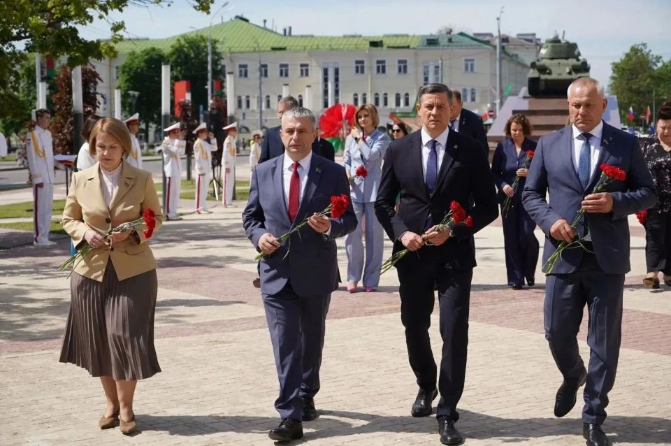В Гомеле на площади Восстания глава Брянщины Егор Ковальчук возложил венки и цветы к легендарному танку Т-34 – памятному знаку жертвам геноцида белорусского народа В Гомеле на площади Восстания глава Брянщины Егор Ковальчук возложил венки и цветы к легендарному танку Т-34 – памятному знаку жертвам геноцида белорусского народа