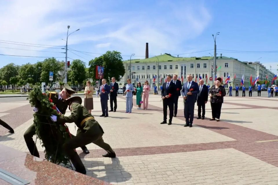 На площади Восстания участники V Регионального бизнес-форума «Гомель-Брянск» возложили цветы к мемориалу жертвам геноцида белорусского народа На площади Восстания участники V Регионального бизнес-форума «Гомель-Брянск» возложили цветы к мемориалу жертвам геноцида белорусского народа