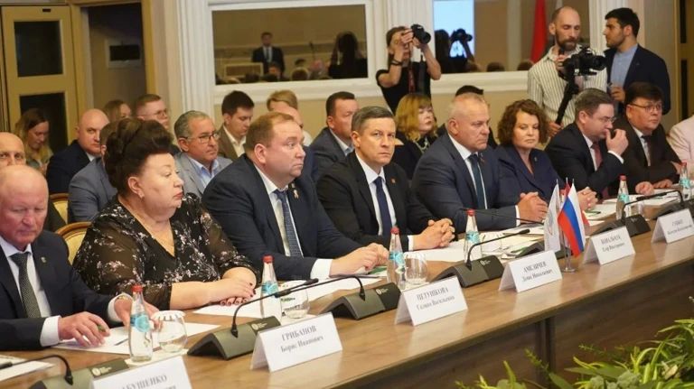 Брянск и Гомель договорились продолжить сотрудничество на базе «трех китов» Брянск и Гомель договорились продолжить сотрудничество на базе «трех китов»