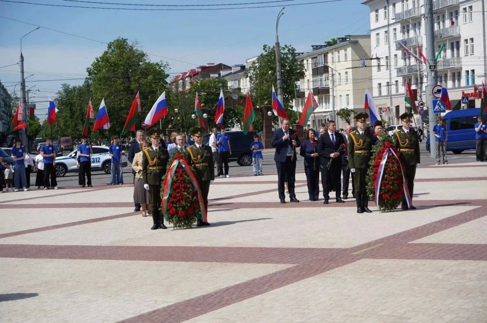 В Гомеле на площади Восстания глава Брянщины Егор Ковальчук возложил венки и цветы к легендарному танку Т-34 – памятному знаку жертвам геноцида белорусского народа В Гомеле на площади Восстания глава Брянщины Егор Ковальчук возложил венки и цветы к легендарному танку Т-34 – памятному знаку жертвам геноцида белорусского народа