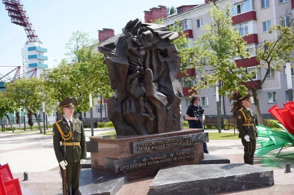 В Гомеле на площади Восстания глава Брянщины Егор Ковальчук возложил венки и цветы к легендарному танку Т-34 – памятному знаку жертвам геноцида белорусского народа В Гомеле на площади Восстания глава Брянщины Егор Ковальчук возложил венки и цветы к легендарному танку Т-34 – памятному знаку жертвам геноцида белорусского народа