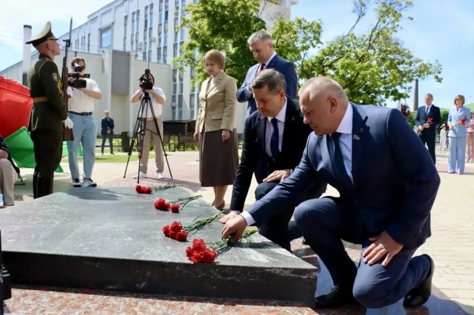 На площади Восстания участники V Регионального бизнес-форума «Гомель-Брянск» возложили цветы к мемориалу жертвам геноцида белорусского народа На площади Восстания участники V Регионального бизнес-форума «Гомель-Брянск» возложили цветы к мемориалу жертвам геноцида белорусского народа