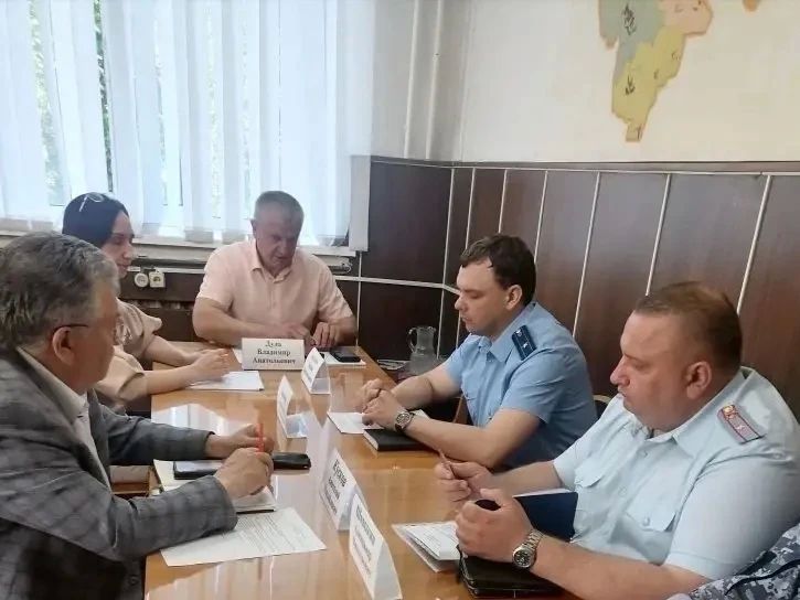 Сегодня в администрации Унечского района, под председательством главы администрации, председателя антитеррористической комиссии Дуда В.А. при участии прокурора Унечского района Зимонина В.Н. состоялось внеочередное ...