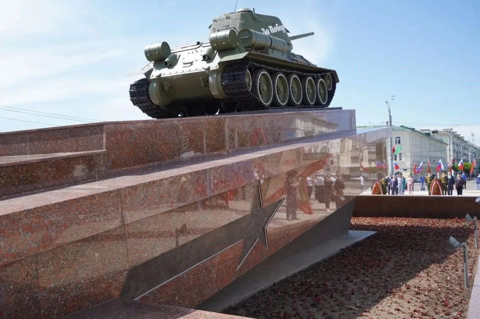 В Гомеле на площади Восстания глава Брянщины Егор Ковальчук возложил венки и цветы к легендарному танку Т-34 – памятному знаку жертвам геноцида белорусского народа В Гомеле на площади Восстания глава Брянщины Егор Ковальчук возложил венки и цветы к легендарному танку Т-34 – памятному знаку жертвам геноцида белорусского народа