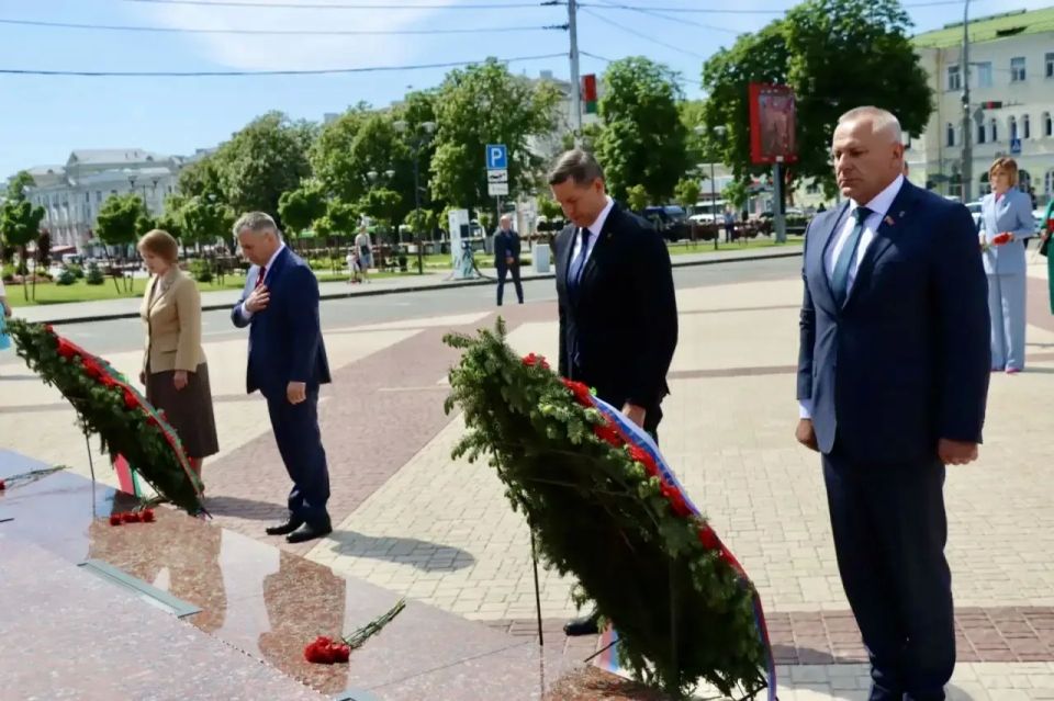 На площади Восстания участники V Регионального бизнес-форума «Гомель-Брянск» возложили цветы к мемориалу жертвам геноцида белорусского народа На площади Восстания участники V Регионального бизнес-форума «Гомель-Брянск» возложили цветы к мемориалу жертвам геноцида белорусского народа