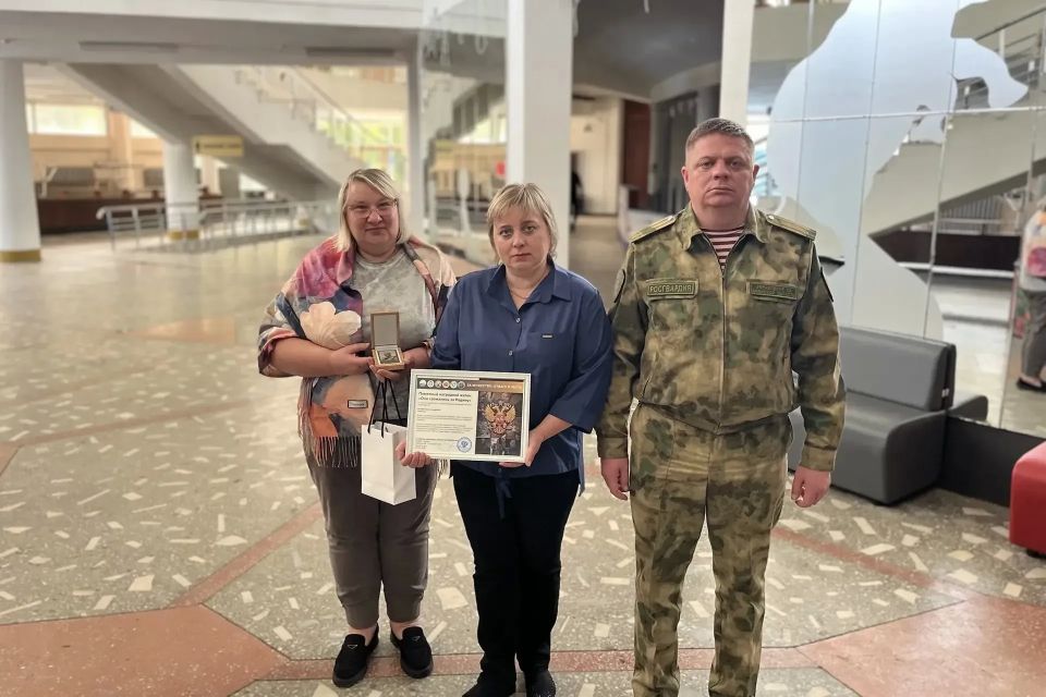 В преддверии Дня войск национальной гвардии Российской Федерации офицеры посетили семьи военнослужащих и сотрудников, погибших при исполнении служебных обязанностей, и передали им памятные жетоны В преддверии Дня войск национальной гвардии Российской Федерации офицеры посетили семьи военнослужащих и сотрудников, погибших при исполнении служебных обязанностей, и передали им памятные жетоны