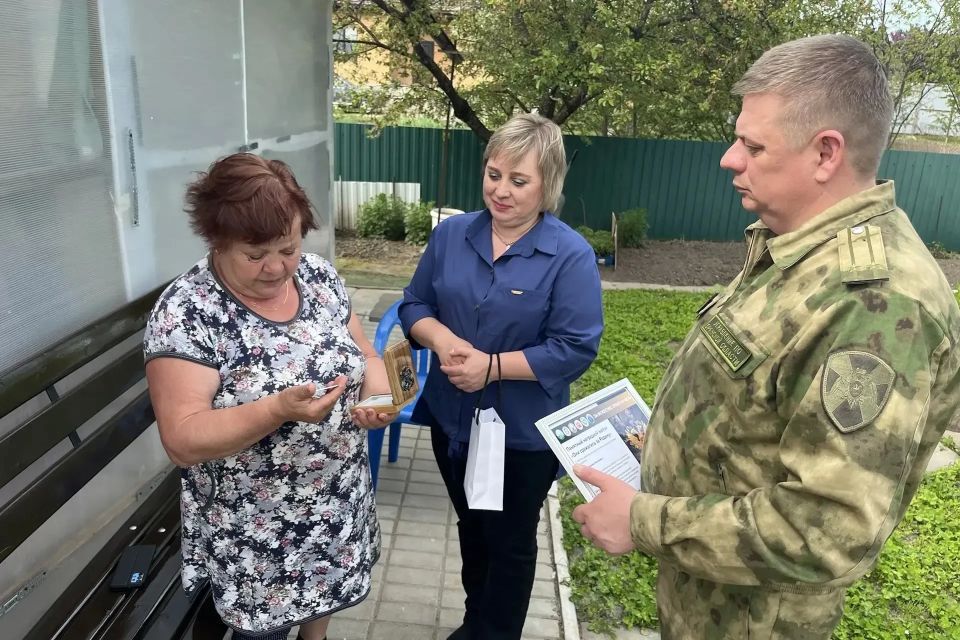В преддверии Дня войск национальной гвардии Российской Федерации офицеры посетили семьи военнослужащих и сотрудников, погибших при исполнении служебных обязанностей, и передали им памятные жетоны В преддверии Дня войск национальной гвардии Российской Федерации офицеры посетили семьи военнослужащих и сотрудников, погибших при исполнении служебных обязанностей, и передали им памятные жетоны