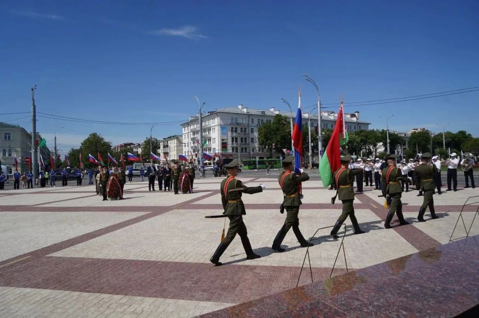В Гомеле на площади Восстания глава Брянщины Егор Ковальчук возложил венки и цветы к легендарному танку Т-34 – памятному знаку жертвам геноцида белорусского народа