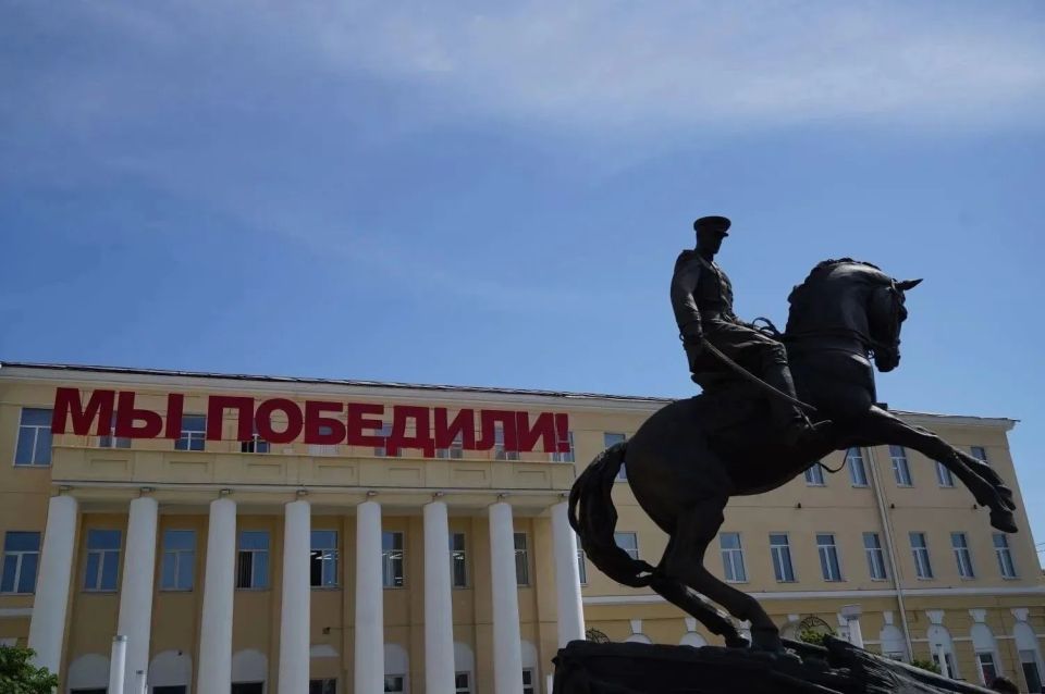 В Гомеле на площади Восстания глава Брянщины Егор Ковальчук возложил венки и цветы к легендарному танку Т-34 – памятному знаку жертвам геноцида белорусского народа В Гомеле на площади Восстания глава Брянщины Егор Ковальчук возложил венки и цветы к легендарному танку Т-34 – памятному знаку жертвам геноцида белорусского народа